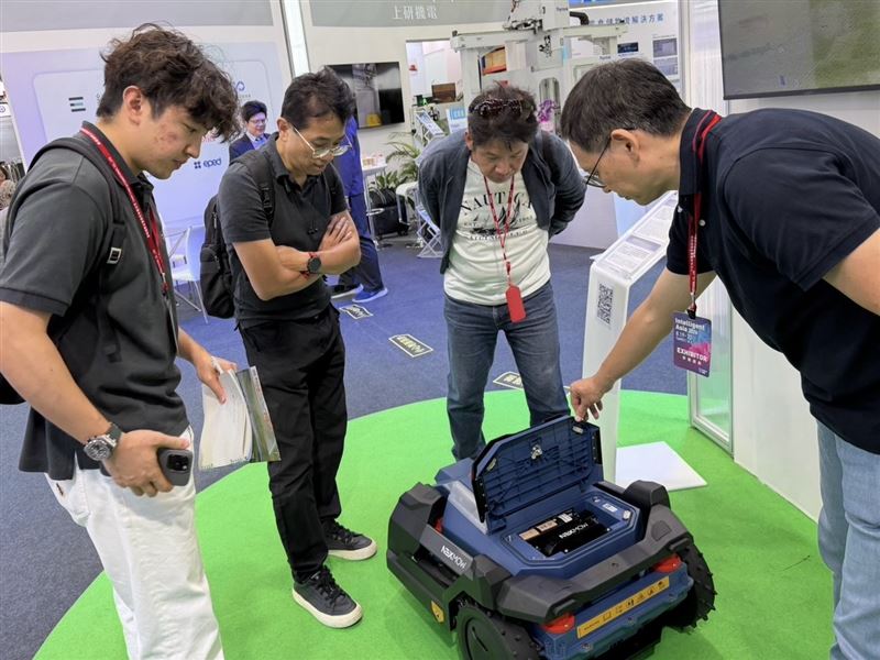 優式「NEXMOW智慧割草機器人」透過多機串聯技術,展現高效除草能力。(圖/主辦單位提供)