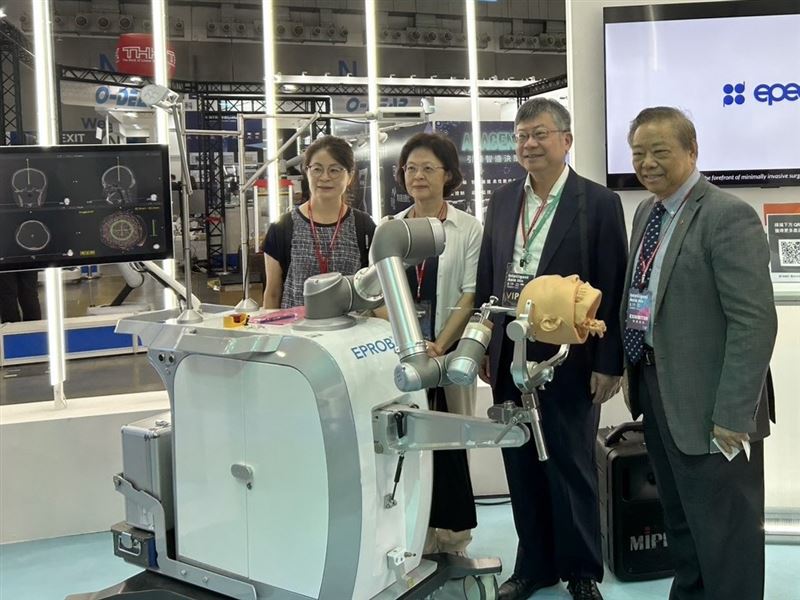 醫百科技「EPROB醫擘機械手臂立體定位輔助手術系統」,展示手術室運用人機協作的創新應用。(圖/主辦單位提供)