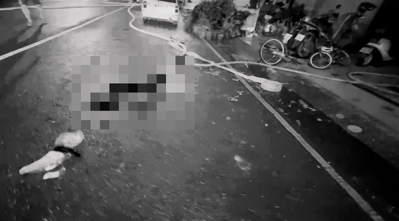 高雄市楠梓區某民宅發生火警,一名男子疑受困跳樓逃生命危。(圖/翻攝畫面)