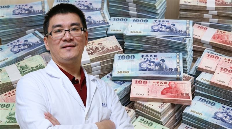 骨科名醫剖析，趙建銘每週瘋狂開診12診，結合高額自費療程，月收入突破200萬元絕非難事。（圖／AI合成圖）