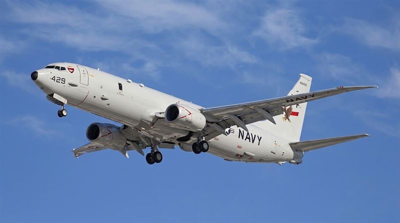 美國海軍一架 P-8A「海神式」反潛巡邏機於 21日沿台灣海峽中線西側由北向南巡航,並一路延伸至南部巴士海峽。(圖/翻攝自維基百科)