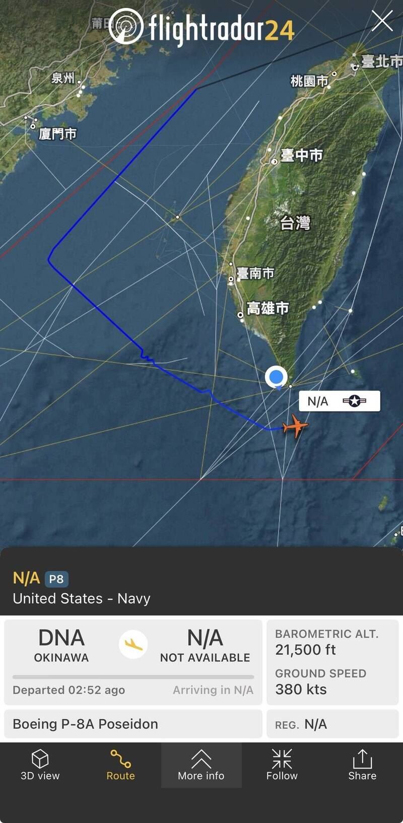 美軍 P-8A 反潛機順著台灣西南空域轉折繞行至南部巴士海峽,形成鮮明的 L 形路徑。(圖/翻攝自航跡網頁)