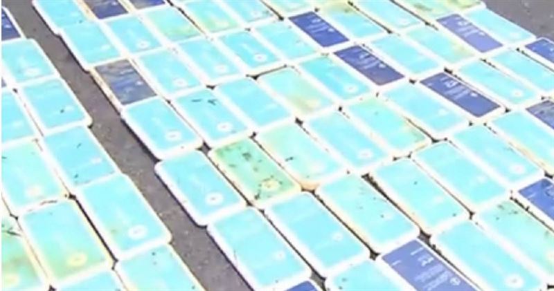 日本東京中野區的神田川中出現上百個行動電源,警方獲報前往打撈,目前朝非法遺棄廢棄物及毀損公物等罪展開調查。(圖/翻攝自YouTube/asahicom)