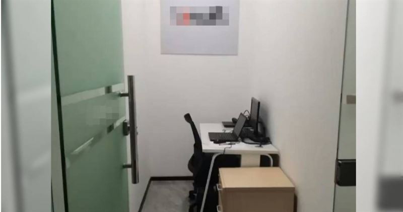 大陸廣東一間公司被陳姓男員工指控,資方想裁員但雙方條件沒達成共識,他就被調到通勤50公里的辦公室,且形容辦公空間宛如「監獄」,更以遠端監視他,疑似用惡劣環境逼他自己辭職。(圖/翻攝自微博/廣東廣播電視台)