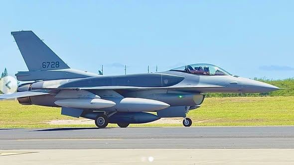台灣空軍採購的66架F-16 Block 70戰機迎來重大進展,首批2架全新戰機已展開越洋飛行,預計於本週日抵達台東志航基地。(圖/翻攝自王定宇臉書)