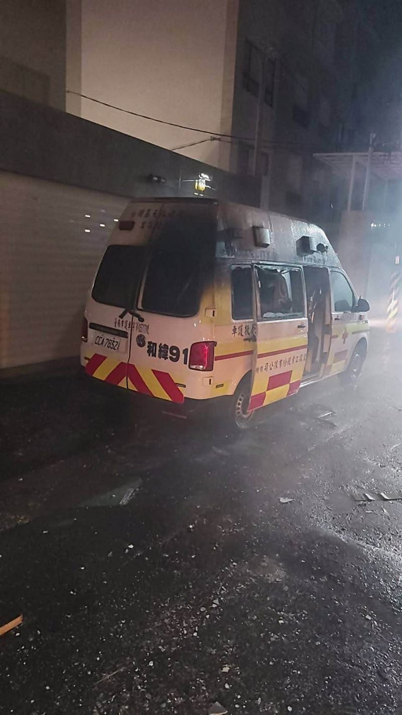 現場傳出有多輛消防車、救護車被炸燒毀。(圖/翻攝自甲您童心-童小芸臉書)