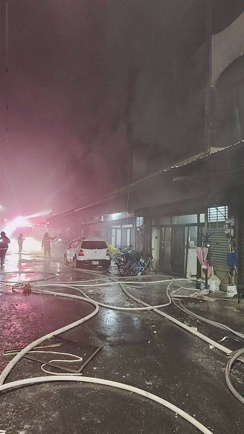台南大火爆炸,附近街道、民宅遭波及。(圖/翻攝自甲您童心-童小芸臉書)