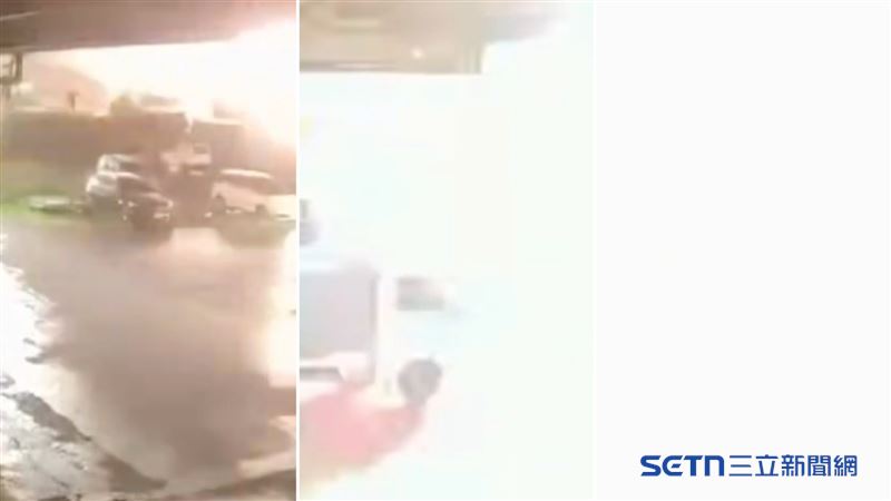 監視器拍下驚悚瞬間,畫面瞬間閃白刺眼,宛如「一秒天亮」,緊接著鏡頭劇烈晃動,等畫面恢復,現場滿目瘡痍,哀嚎聲不斷。(圖/翻攝畫面)