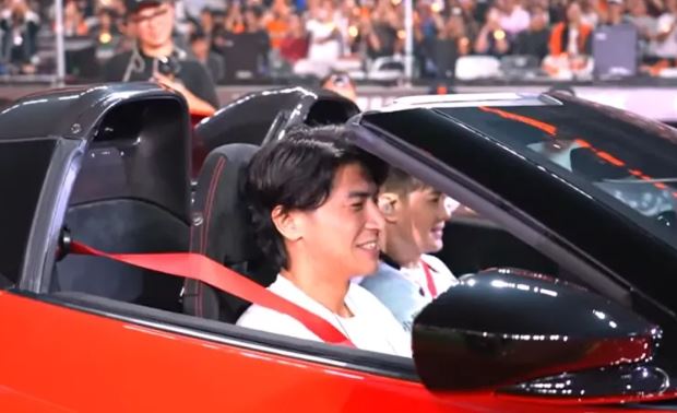 林志穎(右)親自開車,表演結束後把陳傑憲(左)載走。(圖/翻攝自統一獅 Uni Lions YouTube)