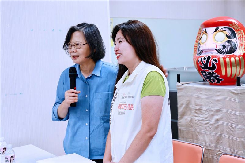 張嘉玲表示當年的證婚人是蔡英文。(圖/取自張嘉玲臉書)
