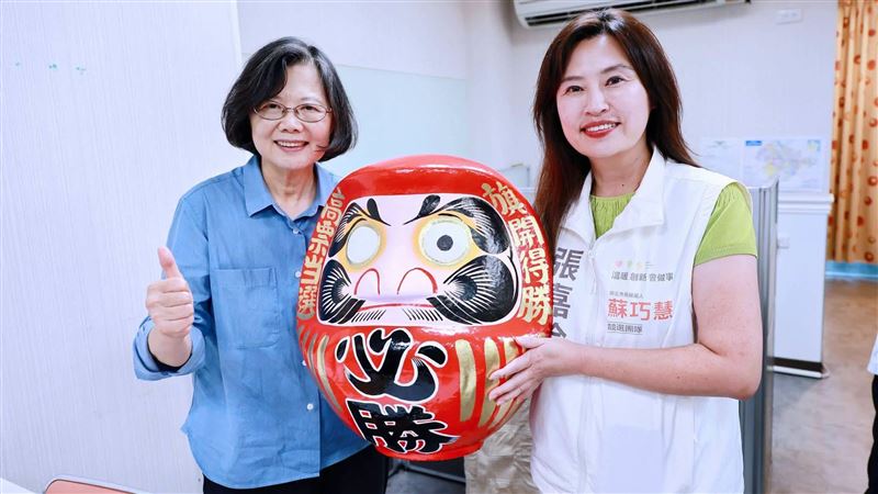 前幕僚證婚人是蔡英文!她釣出小英神回覆