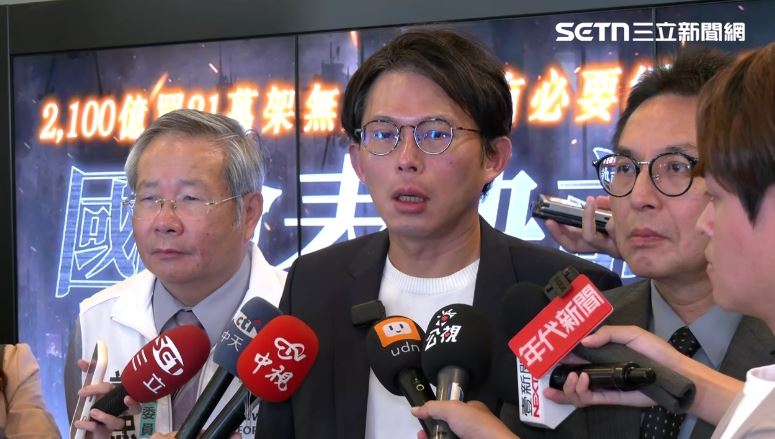 黃國昌被問到是否有發現李四川講錯307公車路線,又扯民進黨(圖/翻攝畫面)