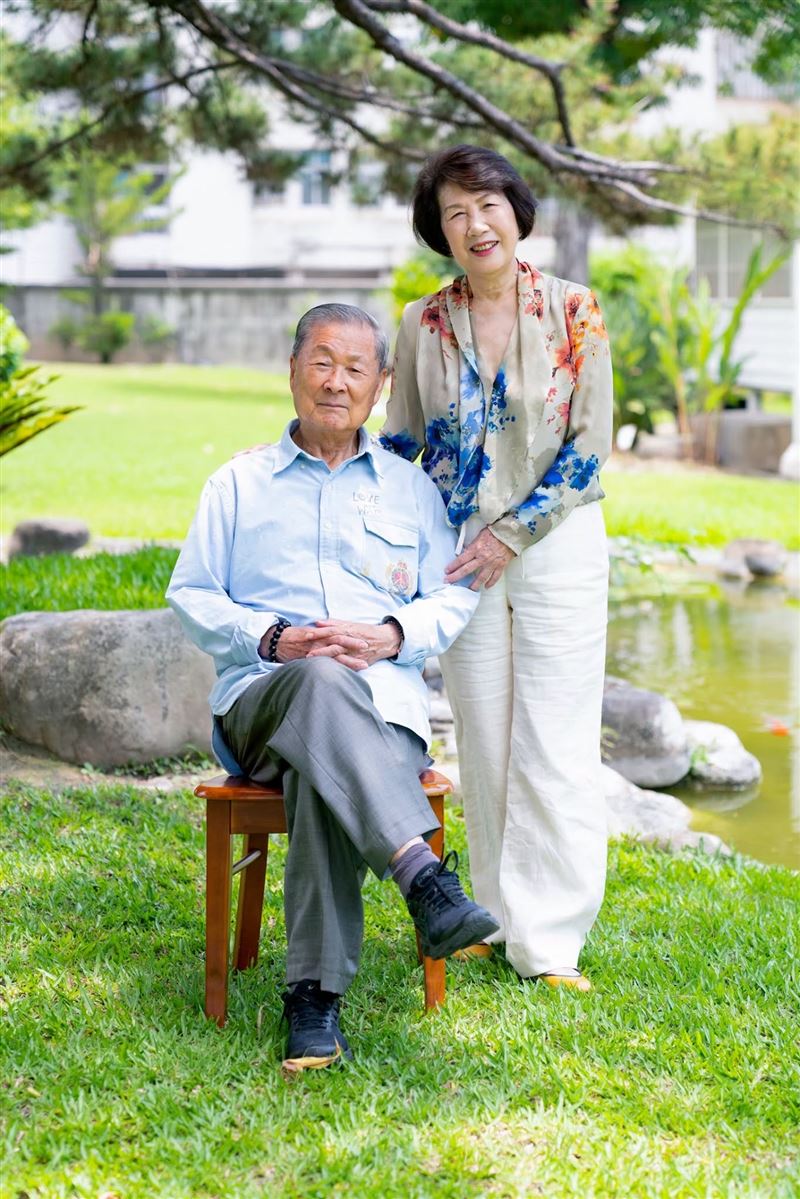 前立法院副院長饒穎奇(左)辭世,女兒饒慶鈴悲痛證實。(圖/翻攝自饒慶鈴臉書)