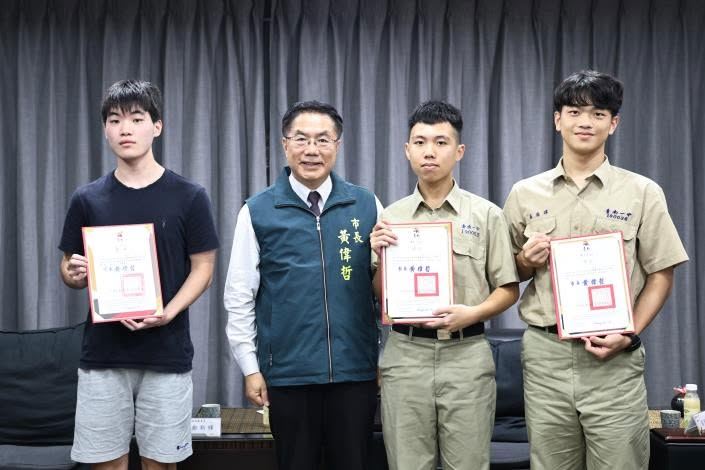 趙翊佑(左1)因代表台灣參加埃及第36屆國際資訊奧林匹亞競賽(IOI)摘下銅牌,卓越的數理天賦引發熱議。(圖/翻攝自「臺南 TODAY」臉書)