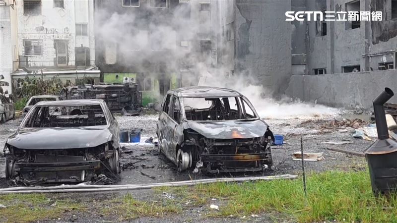 起火點周邊汽車焦黑剩骨架,一旁住宅也被火燻到磁磚脫落。(圖/翻攝畫面)