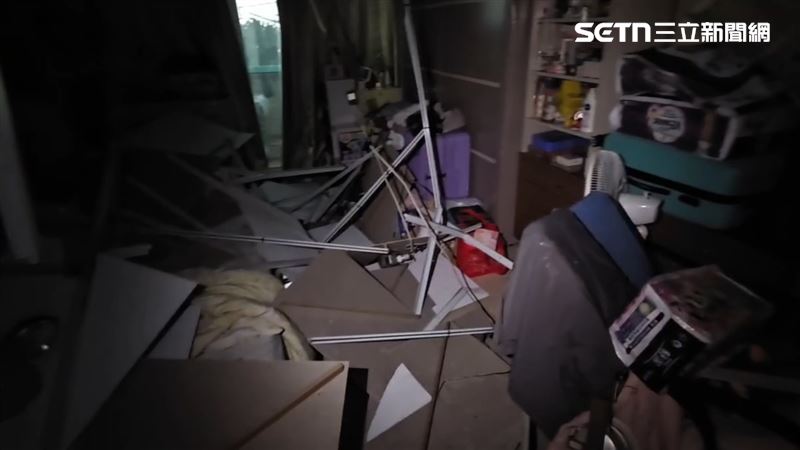 共有57戶民宅受到氣爆波及,室內一片混亂。(圖/翻攝畫面)