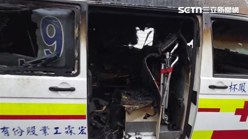 救護車從裡到外被炸的面目全非。(圖/翻攝畫面)