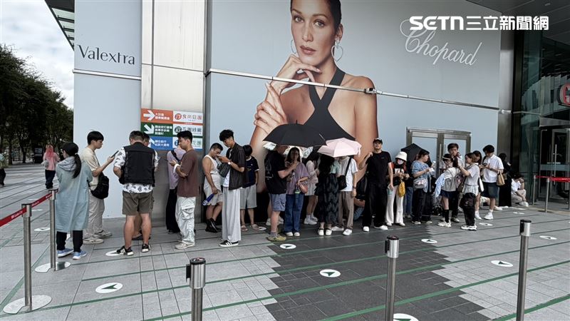 大巨蛋商場棟試營運首日加上大巨蛋棒球賽事，估計大巨蛋全區人潮超過4萬人。（圖／記者賴俊佑攝影）