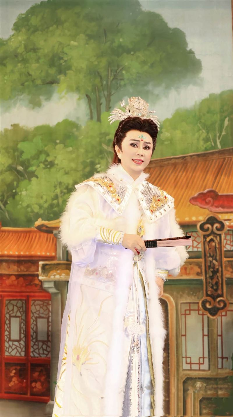 1984年，在公婆不斷溫情呼喚下，孫翠鳳放下台北的一切回到屏東正式加入明華園。（圖／翻攝自臉書）