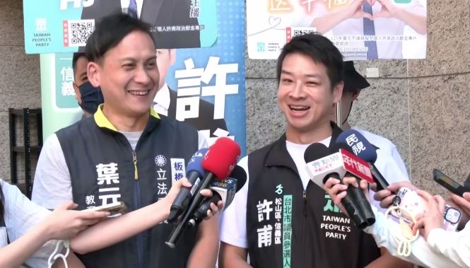 葉元之陪許甫掃街（圖／翻攝畫面）