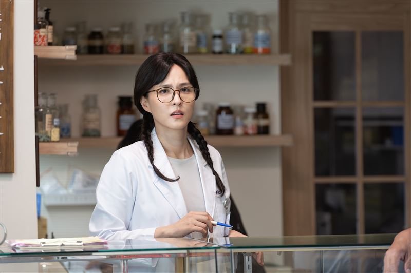 姜伯伯不理睬蘇蘇(魏蔓飾), 蘇蘇擔憂。(圖/大愛影視提供)
