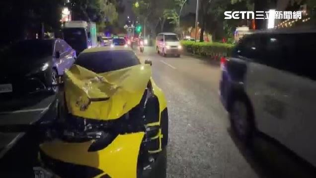 從停車格被擠上人行道!5車遭撞面目全非