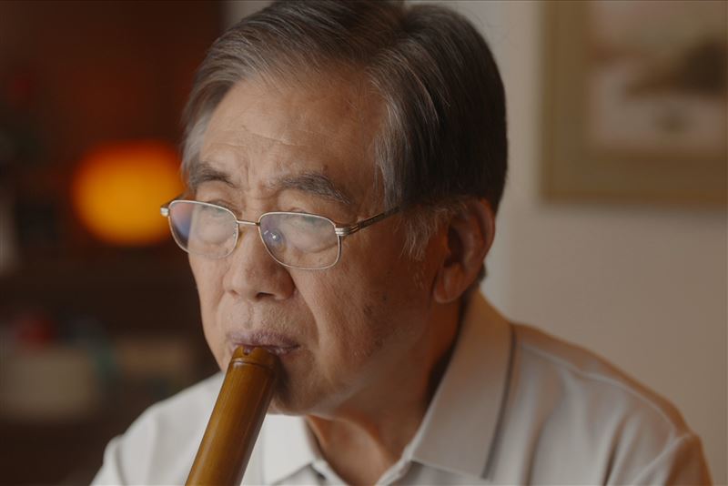 姜伯伯(梁修身飾)為亡妻演奏洞簫。(圖/大愛影視提供)