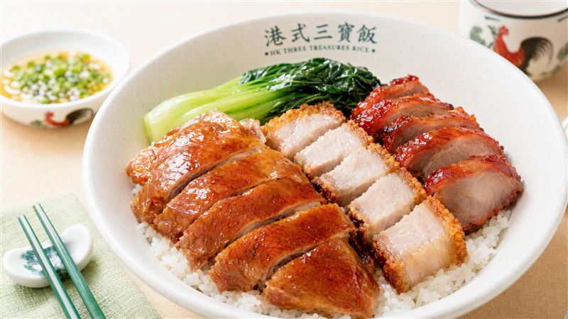 便當選錯恐熱量爆表!家醫科醫師安欣瑜提醒,三寶飯常被低估,搭配白飯、醬汁及蔥油,熱量恐破千大卡。(圖/AI製圖)