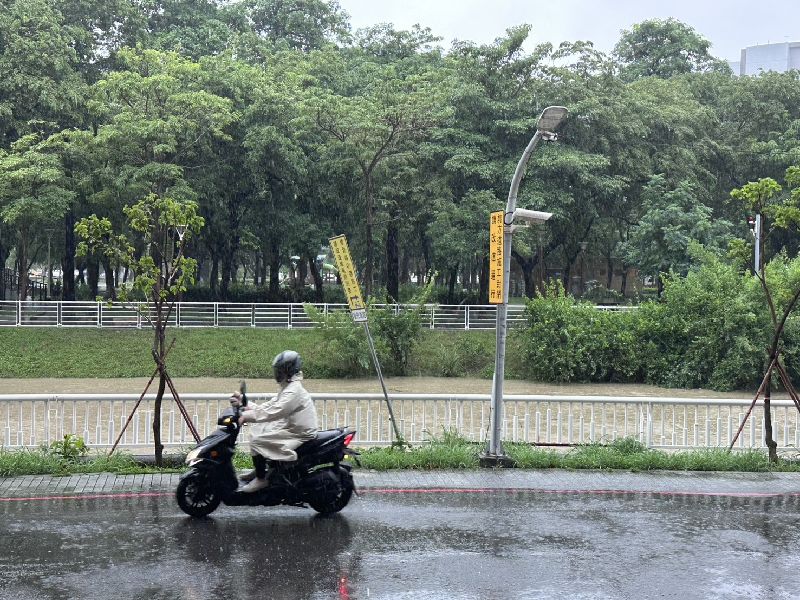 受到西南風偏強及低壓帶影響，高雄持續降下豪雨，包括鳳山、仁武、楠梓、岡山等多處都出現淹水災情。圖為鳳山下雨情形，溝渠裡的水位高漲