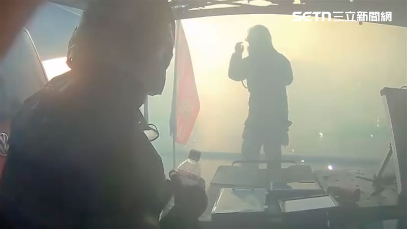 爆炸當下,仍有同袍不顧自身安危,撲倒沒穿裝備的指揮官,築起一道「人肉防火牆」。(圖/翻攝畫面)