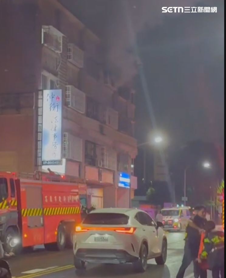 火警發生時火勢迅速向上蔓延,受困 3 樓的 24 歲哥哥情急之下打開逃生窗跳樓逃生,重摔地面傷重不治。(圖/翻攝畫面)
