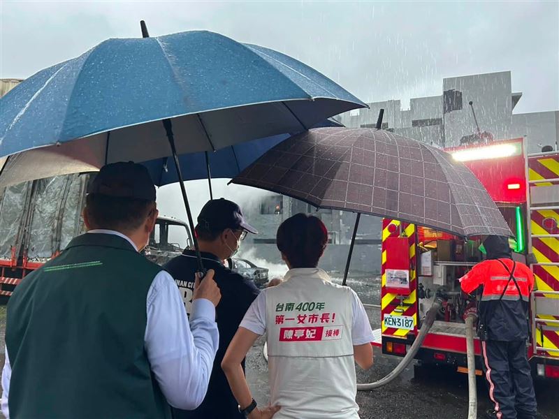 台南安南大爆炸造成多輛車輛毀損、民宅失火、14人受傷等,陳亭妃也協助安排香客大樓安置居民。(圖/翻攝自陳亭妃臉書)