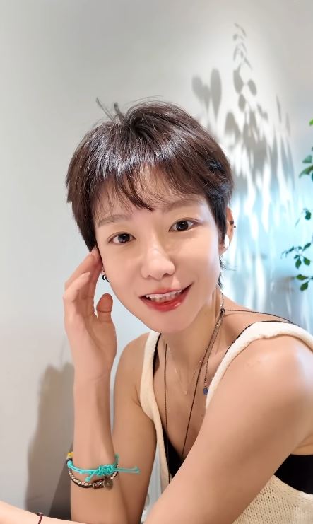 韓國女星申素律換上俐落超短髮造型。(圖/翻攝自IG @shin_so_yul)