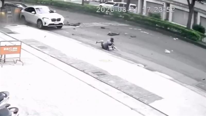 法拉利失控衝撞路邊停放車輛，行人嚇壞奔逃，不慎摔倒在地。（圖／juju._0115授權提供）