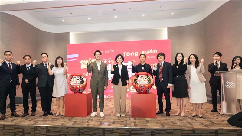 蘇巧慧、沈伯洋共同見證祈福達摩「點睛儀式」,期盼雙北共好、台灣會贏(圖/蘇巧慧競辦提供)