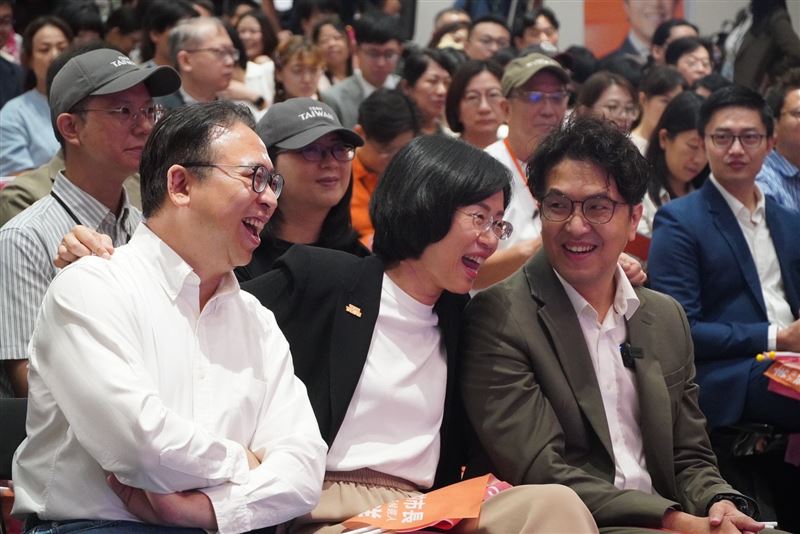 蘇巧慧、沈伯洋、黃世杰是大學時期的學姊、學弟(圖/黃世杰競辦提供)