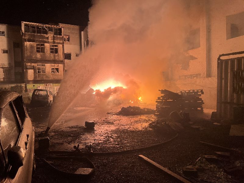 台南安南區空地廢棄物起火爆炸,造成15人受傷。(圖/台南市消防局提供)