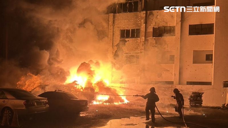 台南安南區因金屬廢棄物發生重大爆炸事故,釀15人受傷,附近57戶民宅及多部車輛受損。(圖/翻攝畫面)