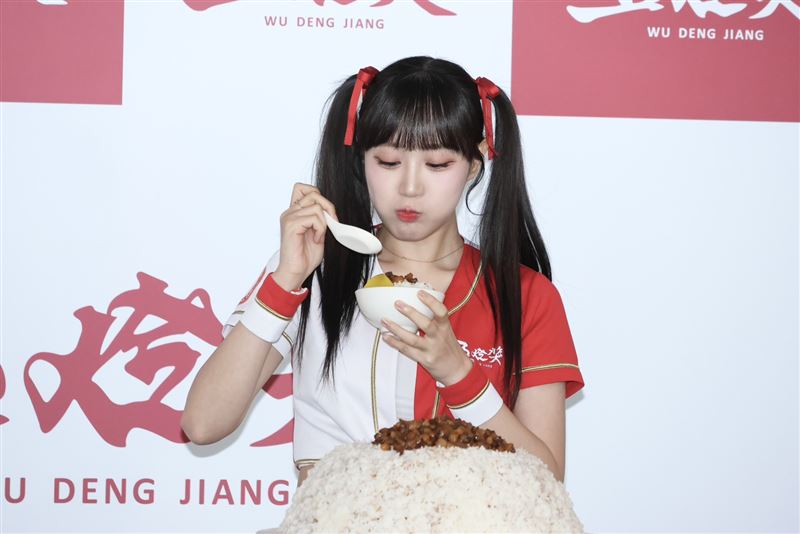 邊荷律談滷肉飯吃法。(圖/記者田俊彥攝影)