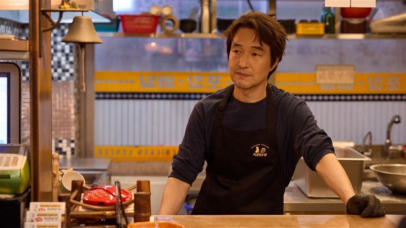 韓石圭變炸雞店老闆　進廚房親學裹粉油炸