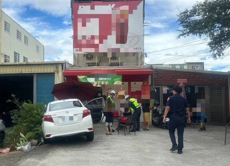 劉男下車卻忘記拉手煞車,導致車輛失控、撞上前方桌椅,造成一名無辜的路人受傷。(圖/翻攝畫面)