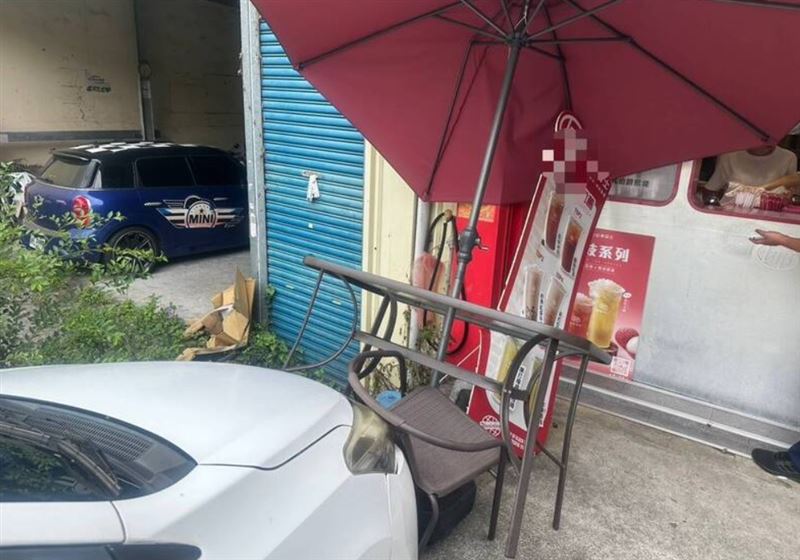 劉男下車卻忘記拉手煞車,導致車輛失控、撞上前方桌椅,造成一名無辜的路人受傷。(圖/翻攝畫面)