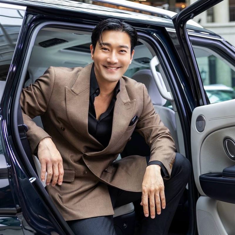 韓國天團SUPER JUNIOR成員崔始源近日出席汽車代言活動。(圖/翻攝自IG @siwonchoi)