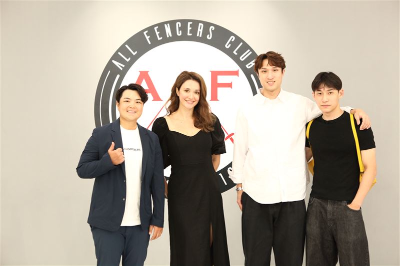 擊劍世界冠軍蔡俊彥來台開設俱樂部,瑞莎到場助陣。(左起:錢珮芸、瑞莎、蔡俊彥、陳弈通)(圖/All Fencers Club傲智劍擊俱樂部提供)