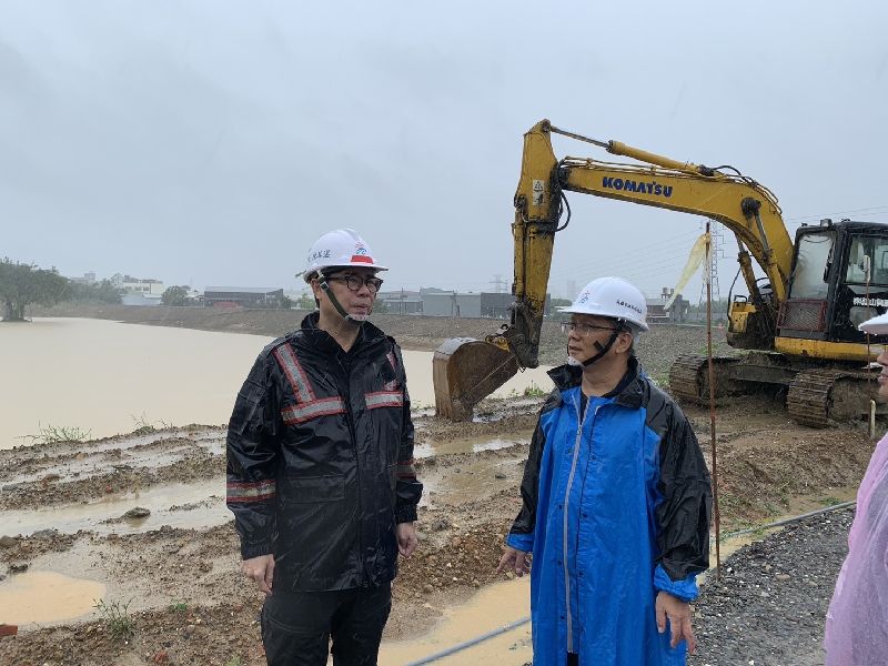 高雄市22日受西南風及低壓帶影響，上午出現短延時強降雨，導致部分地區積淹水。高雄市長陳其邁（左）親自前往視察多處治水設施，包含十九灣滯洪池工程等。（高雄市水利局提供）