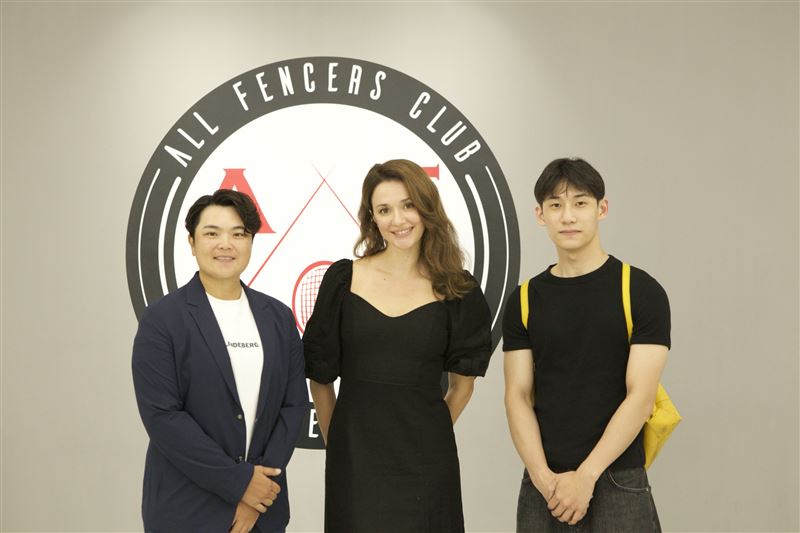 瑞莎近年來致力於推廣全方位運動賽事,圖為瑞莎與2024台灣巴黎奧運選手們相見歡(左:錢珮芸、右:陳弈通)。(圖/All Fencers Club傲智劍擊俱樂部提供)