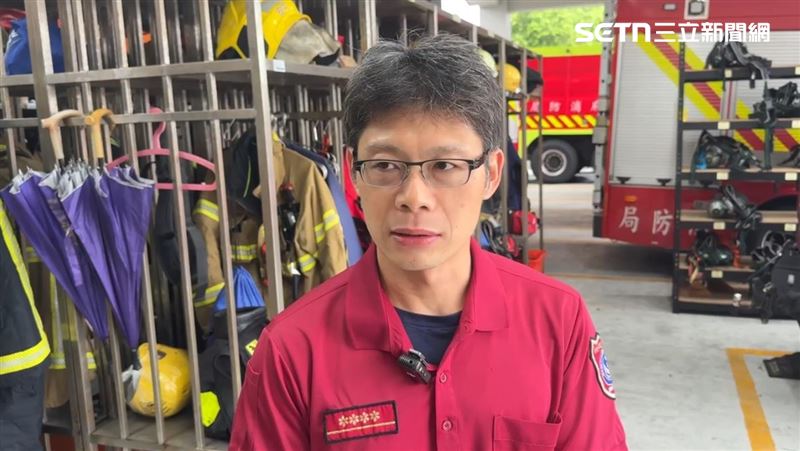 安和分隊蔡姓小隊長與同袍在大爆炸中,果斷撲倒沒穿消防衣的指揮官,以自身防護衣阻擋高溫熱浪。(圖/翻攝畫面)