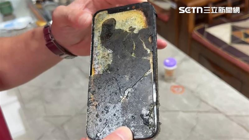 小隊長放在消防車內的手機被燒到面目全非,顯見爆炸威力十分驚人。(圖/翻攝畫面)
