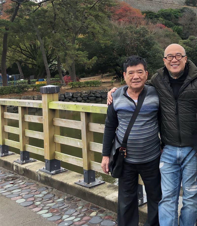 鋼鐵爸(右)痛失父親「海伯」(左)。(圖/翻攝自鋼鐵爸臉書)