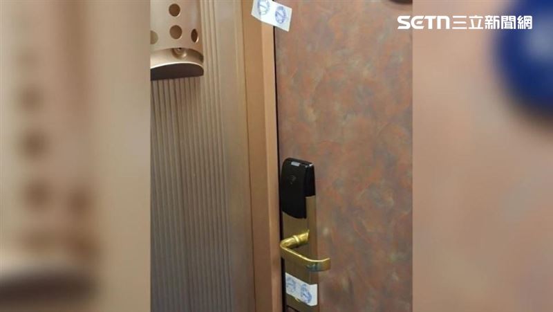沒搭上船的乘客房間門口都被貼上了封條
